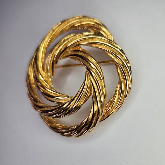 Vintage '60s Signed Monet Gold Tone Swirl Open Rope Ribbed Love Knot Brooch Pin - Picture 6 of 8